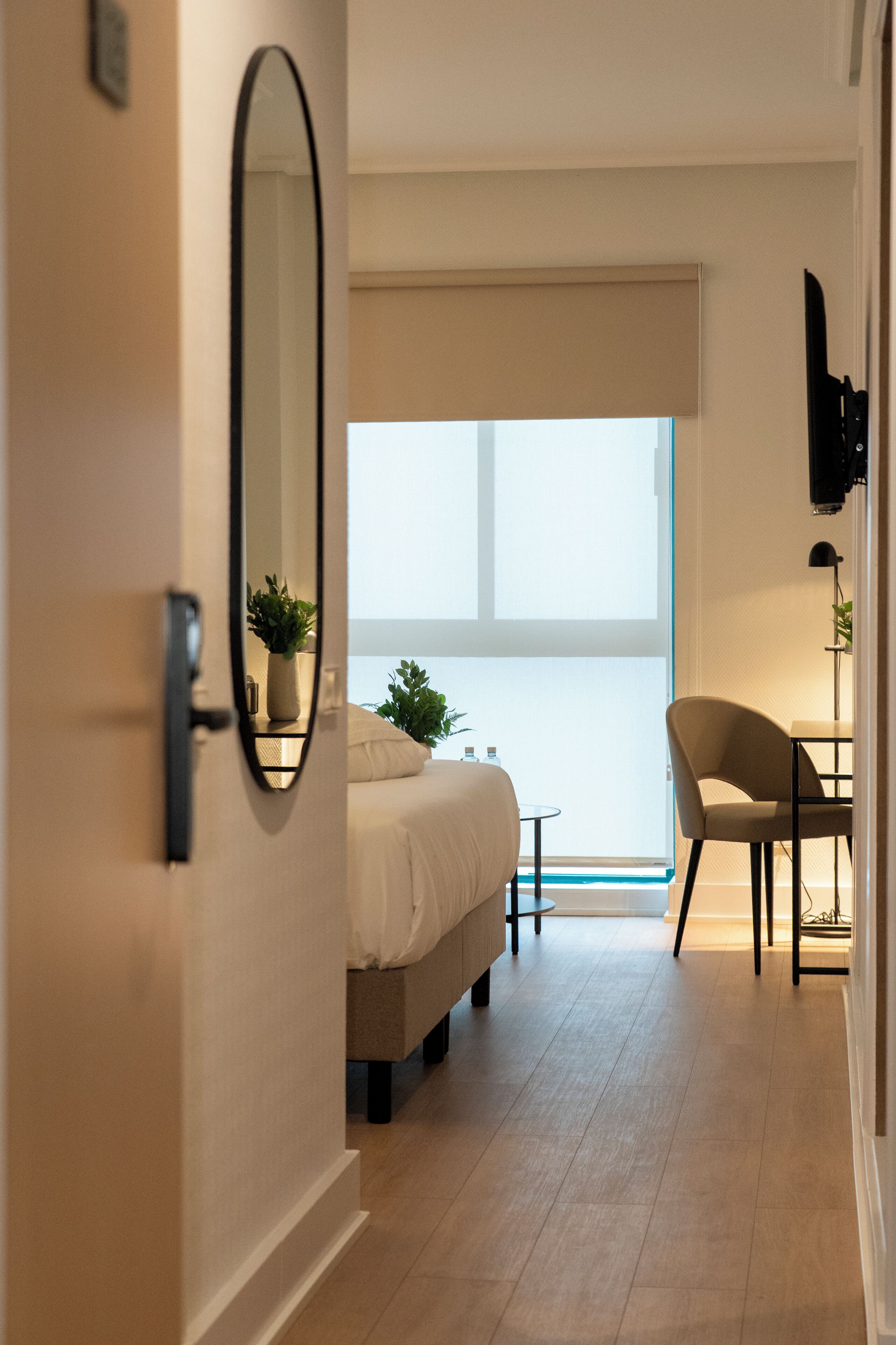 高级双人房 | 客房内保险箱、办公桌、遮光窗帘、免费 WiFi