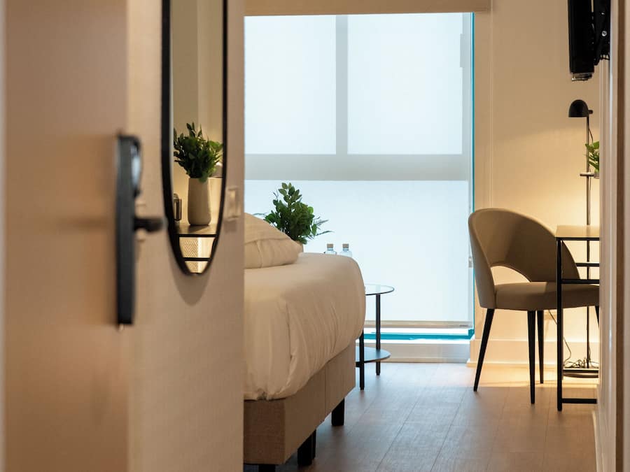 Quarto casal superior | Cofres nos quartos, escrivaninha, cortinas blackout, Wi-Fi de cortesia