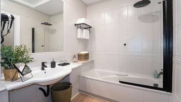 Chaussons, serviettes fournies, savon, shampoing