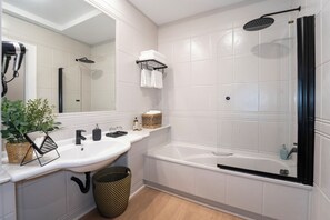 Chaussons, serviettes fournies, savon, shampoing