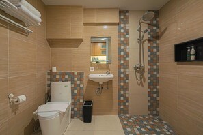 Shower, towels, soap, toilet paper - Casa Residence Bali (Kerobokan)