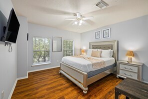 4 habitaciones, escritorio y tabla de planchar con plancha