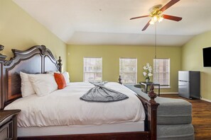 4 bedrooms, desk, iron/ironing board, travel cot