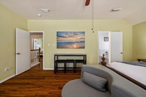 4 habitaciones, escritorio y tabla de planchar con plancha