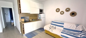 Fridge, microwave, dishwasher, coffee/tea maker