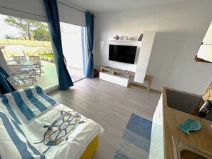 1 habitación y tabla de planchar con plancha 