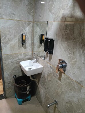 Habitación doble Deluxe, vista a la ciudad | Baño | Amenidades de baño gratuitas, pantuflas, toallas, jabón