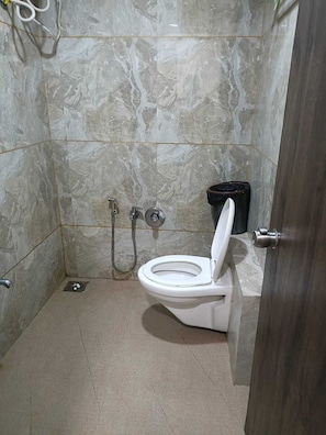 Phòng đôi Deluxe, quang cảnh thành phố | Phòng tắm | Đồ dùng nhà tắm miễn phí, dép đi trong nhà, khăn tắm, xà phòng