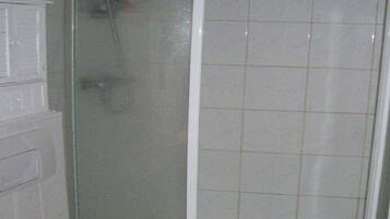 Haartrockner, Handtücher, Seife, Toilettenpapier