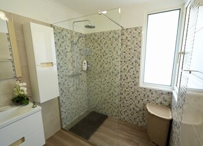Douche, séchoir à cheveux, serviettes fournies