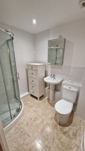 Dusche, Handtücher, Seife, Toilettenpapier