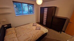 2 habitaciones, tabla de planchar con plancha y acceso a internet 