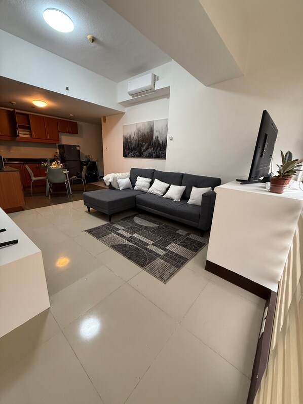 Room, 1 Bedroom, Accessible, City View | Living room