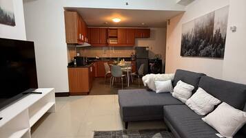 Room, 1 Bedroom, Accessible, City View | Living room