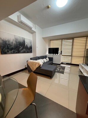 Room, 1 Bedroom, Accessible, City View | Living room