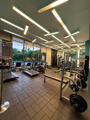 Habitación, 1 habitación, con acceso para personas discapacitadas, vista a la ciudad | Sala de fitness