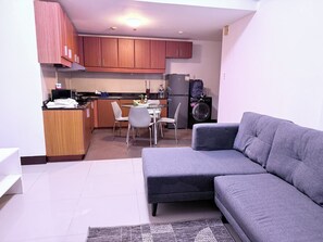 Chambre, 1 chambre, accessible aux personnes à mobilité réduite, vue ville | Salle de séjour