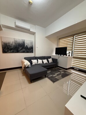 Room, 1 Bedroom, Accessible, City View | Living room