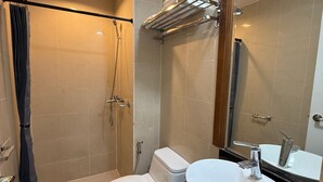 Room, 1 Bedroom, Accessible, City View | Bathroom - Room-executive Suites Bellagio Golf View (Taguig)