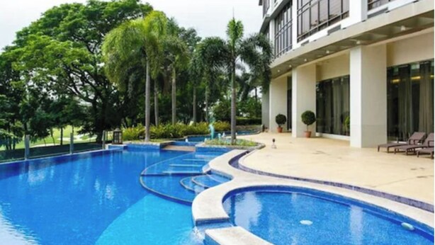 Outdoor pool - Room-executive Suites Bellagio Golf View (Taguig)