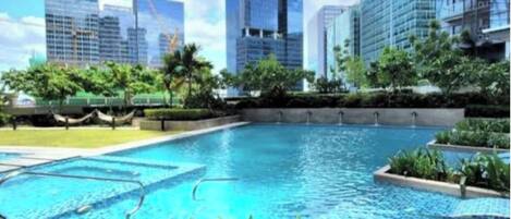 Una piscina al aire libre