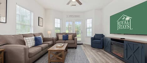 Télévision, cheminée, espaces bureaux