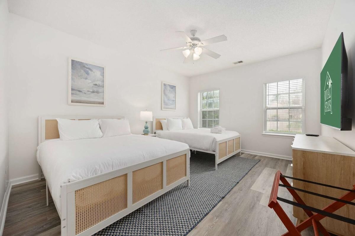2 bedrooms, iron/ironing board, internet, bed sheets