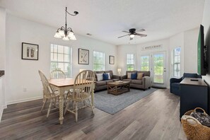 Televisión, chimenea, oficina