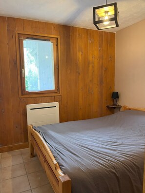 2 habitaciones y tabla de planchar con plancha 