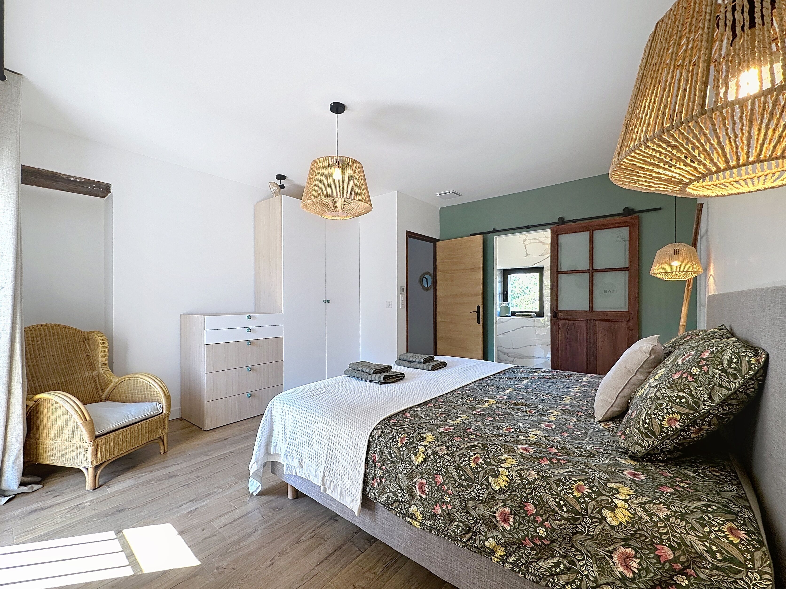 3 makuuhuonetta, silitysrauta/-lauta, ilmainen Wi-Fi, vuodevaatteet