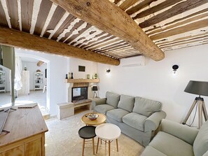 Smart TV, fireplace, books - Charming and quiet part of a 3 bedroom farmhouse with jacuzzi surrounded by olive trees! (Cavaillon)