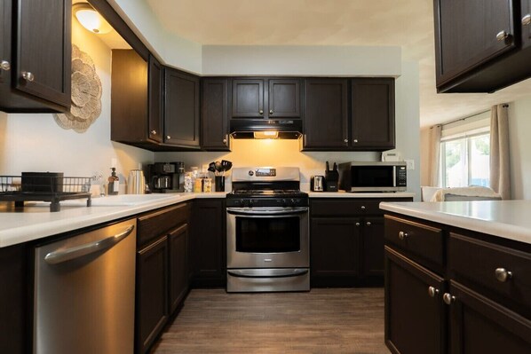 冰箱、微波炉、烤箱、炉灶