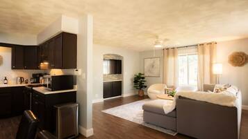 Een smart-tv en boeken