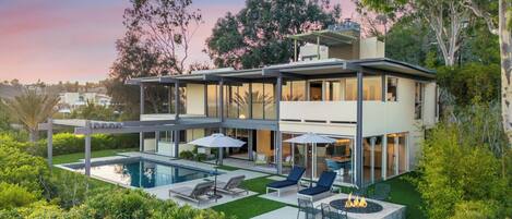 야외 수영장, 수영장 파라솔, 일광욕 의자