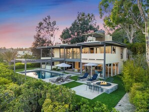 Piscina externa, guarda-sóis, espreguiçadeiras