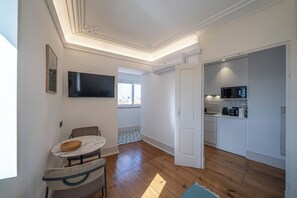 高级公寓, 1 间卧室, 空调, 公园景观 | 起居区 | 40-英寸智能电视 （配备有线频道）、书