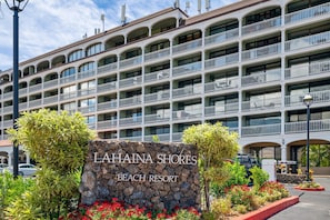 Um hotel com vários andares, varandas e um letreiro que diz 'LAHAINA SHORES BEACH RESORT'.