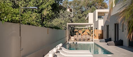 Una piscina al aire libre