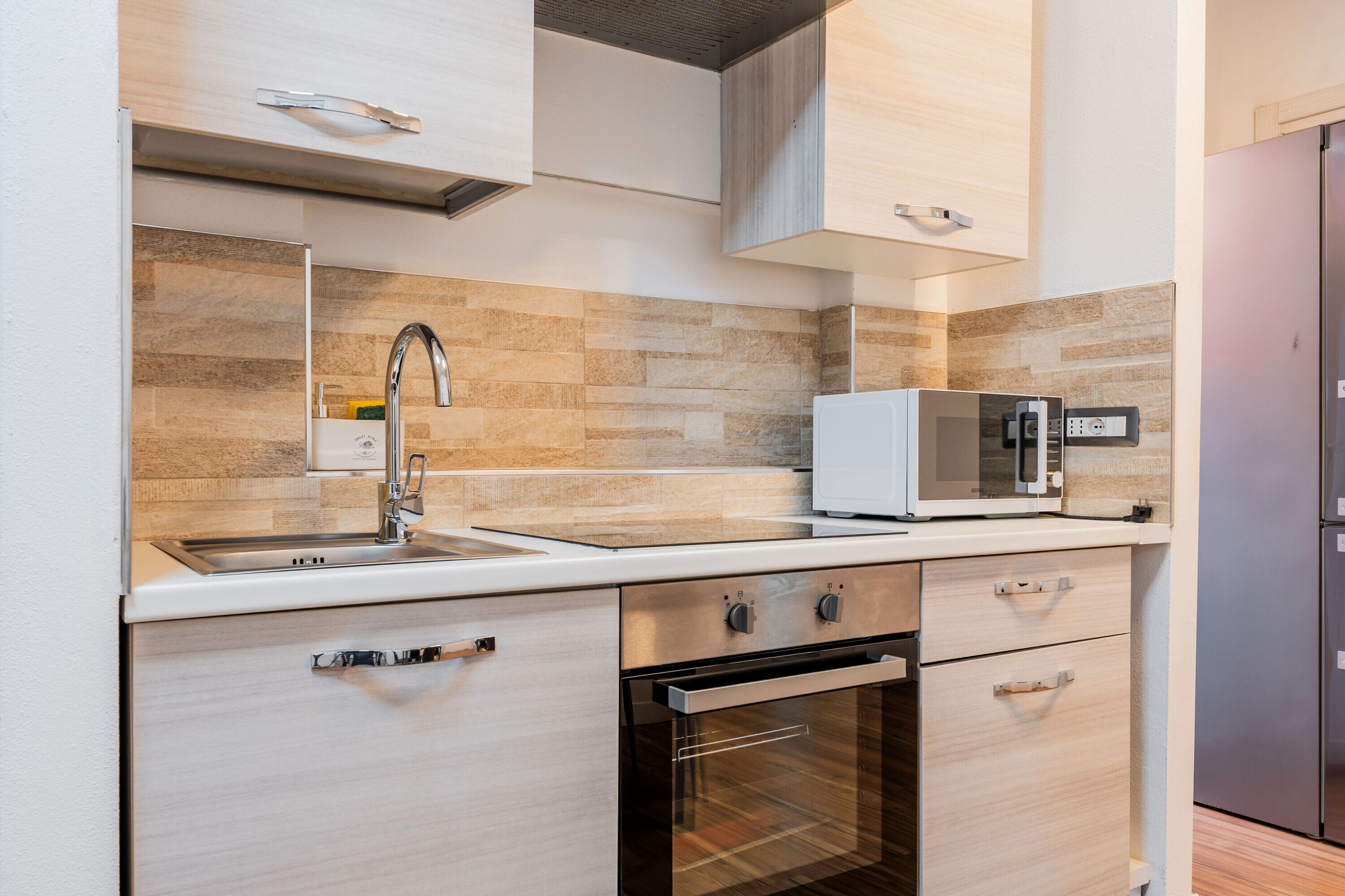 Réfrigérateur, micro-ondes, four, plaque de cuisson