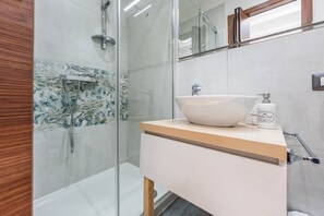 Ducha, secador de pelo y toallas