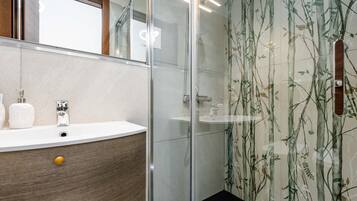 Ducha, secador de pelo, toallas