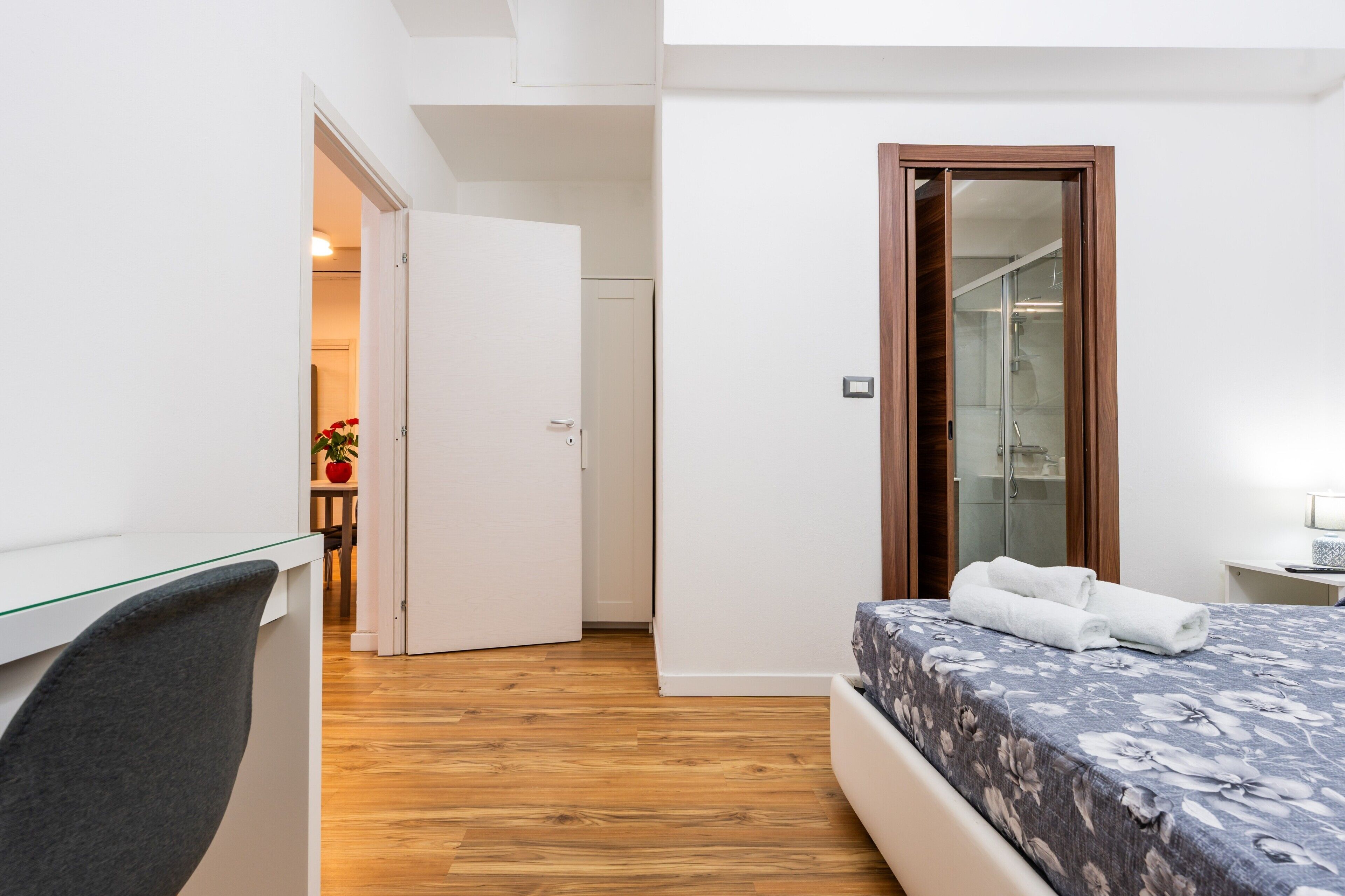 2 habitaciones, tabla de planchar con plancha, wifi y ropa de cama 