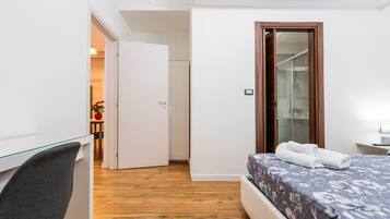 2 habitaciones, tabla de planchar con plancha, wifi y ropa de cama