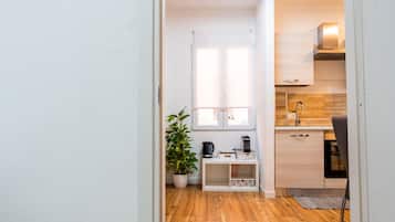 Een koelkast, een magnetron, een oven, een kookplaat