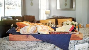 A kitchen counter with a variety of breads and pastries. - Family Getaway Less than 5 miles from Disney! (Kissimmee)