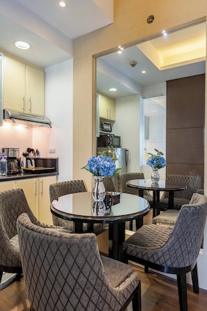Dining room - Luxurious Studio in Mckinley Hill With City View (Taguig)