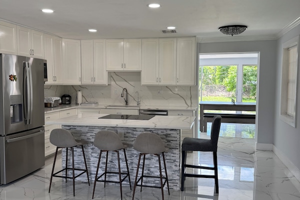 Kjøleskap, mikrobølgeovn, ovn og kokeplater