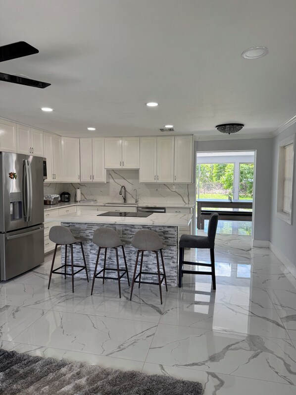 Fridge, microwave, oven, stovetop - Casa del sol 5 mints from the beach (Naples)