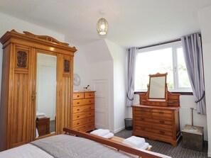 2 Schlafzimmer, individuell dekoriert, individuell eingerichtet