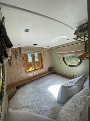 1 bedroom, bed sheets